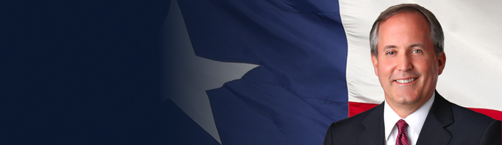 Ken Paxton frente a la bandera de Texas.